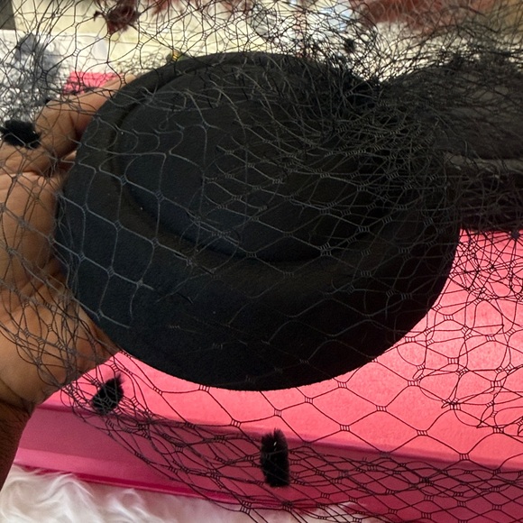 Kentucky Derby Elegant Black Fascinator with Veil made of felt - Picture 4 of 15